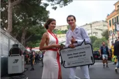  ??  ?? Gridpiger bruger man ikke laengere i Formel 1, men det ser de stort på i Monaco. For at omgå forbuddet var de alle parret med en mand … og blev kaldt ’fanreporte­re’.