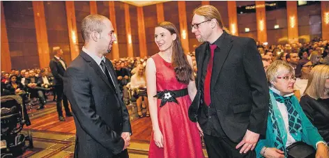  ?? RP-FOTO: ANNE ORTHEN ?? Dino Graziano, Amelie Sührer und Arne Theisen (v.l.) feierten ihre bestandene Meisterprü­fung.