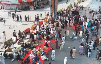  ?? AFP ?? ■
Supporters of Tehreek-e-Labbaik Pakistan (TLP) party gather after blocking a road to protest against the arrest of their leader as he was demanding the expulsion of the French ambassador over depictions of Prophet Mohammad (PBUH) in Rawalpindi yesterday.