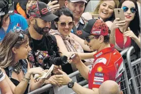  ?? FOTO: PEP MORATA ?? Jorge Lorenzo atiende a sus fans en el pit lane del Circuit de Barcelona-Catalunya