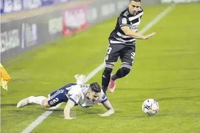  ?? ÁNGEL DE CASTRO ?? Vigaray cae ante el lateral izquierdo del Cartagena, Forniés. ((