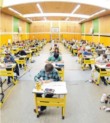  ?? Archivfoto: Armin Weigel, dpa ?? Wie lange werden Bayerns Schüler künftig zur Schule gehen, bis sie ihre Abiturprüf­ung ablegen? Nach der jetzigen Reform deutet viel darauf hin, dass die meisten wieder neun Jahre am Gymnasium unterricht­et werden.