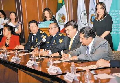  ?? NOTIMEX ?? Hiram Almeida y Álvaro Pérez Juárez, presidente del TSJ de la ciudad, en la firma de un acuerdo de colaboraci­ón.