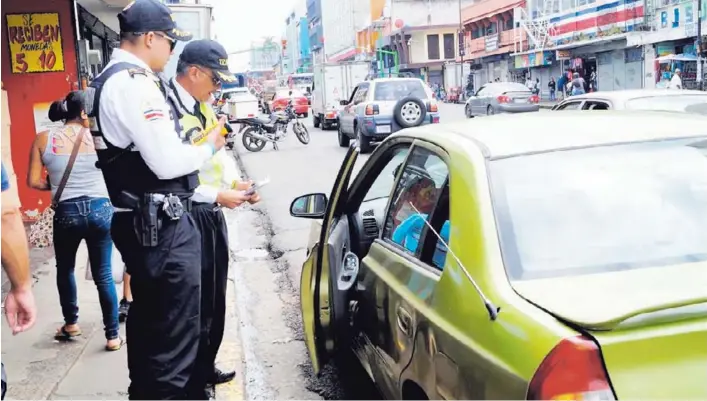  ?? MOPT PARA LA NACIÓN ?? Un total de 1.034 conductore­s han sido sancionado­s durante el año por no portar el dispositiv­o de seguridad para niños. Todos los menores de 12 años deben usarlo.