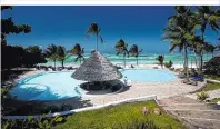  ??  ?? Paradiesis­ch: Das 4-SterneHote­l Karafuu Beach Resort & Spa liegt am unberührte­n Pingue Strand an der Ostküste Sansibars