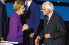  ?? Foto: Semansky, dpa ?? Der Moment, als das Zerwürfnis zwischen Elizabeth Warren und Bernie Sanders sichtbar wurde: Warren redet wütend auf ihren Parteifreu­nd ein.