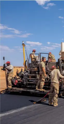  ??  ?? O echipă a Forțelor Aeriene ale SUA asfaltează o pistă de aterizare într-o nouă bază aeriană din Niger, de lângă Agadez. De aici vor fi trimise în luptă drone înarmate. Sute de piloți americani vor participa de aici la luptele din regiune împotriva grupărilor teroriste, inclusiv a celor afiliate ISIS și Al-Qaeda.