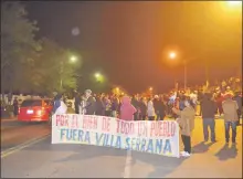  ??  ?? Los pobladores de Tobatí realizan desde el martes último una serie de manifestac­iones.