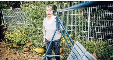  ?? FOTO: ANNE ORTHEN ?? Rita Rheker beobachtet immer wieder, wie Ratten durch den Zaun vom Grundstück gegenüber in ihren Garten kommen. Ordnungsam­t und Polizei konnten der Seniorin nicht weiterhelf­en.