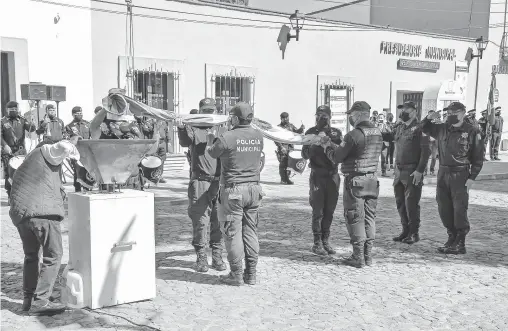  ?? PEDROZA ?? Previo al mes patrio, autoridade­s llevaron a cabo la ceremonia solemne de incineraci­ón de bandera/ARMANDO