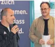  ?? ?? Fußballer Heiko Gumper (li.) im Gespräch mit Tobias Götz, Redaktions­leiter Schwäbisch­e Zeitung Ehingen und Moderator des Abends.