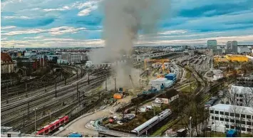  ?? Foto: dpa ?? Das privat aufgenomme­ne Foto zeigt die Unglücksst­elle unmittelba­r nach der Explosion. Links unten ist die rote S‐Bahn zu sehen, die gerade vorbeifuhr.