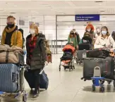  ?? PHOTO D’ARCHIVES, MARTIN ALARIE ?? Ces voyageurs arrivant par avion à l’aéroport Montréal-trudeau ont dû se soumettre à une quarantain­e à l’hôtel d’une durée de trois jours.