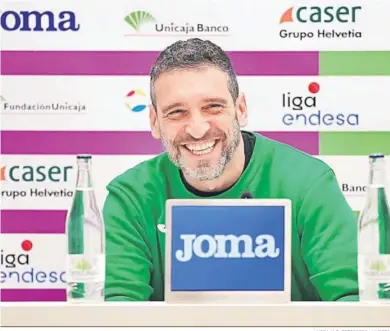  ?? UNICAJA B. FOTOPRESS / M. POZO ?? Ibon Navarro, en la sala de prensa del Carpena, ayer.