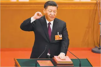  ?? PHOTO AFP ?? LE prÉsiDEnt Xi Jinping prGtE sErmEnt AprÈs Avoir ÉtÉ rÉÉlu pour un AutrE mAnDAt.