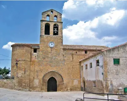  ?? ?? Iglesia de la Asunción, en Arens. Justo en la piedra que cierra la crucería que sustenta la bóveda, en la zona del presbiteri­o, aparecen las figuras de dos peces esculpidos (en la otra página), el primer símbolo del cristianis­mo.