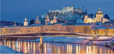  ?? FOTO: TOURISMUS SALZBURG GMBH ?? Zur Adventszei­t erstrahlt die Unesco-geadelte Altstadt von Salzburg in besonderem Glanz.