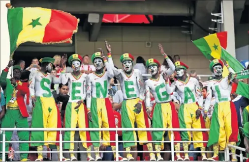  ??  ?? LA AFICIÓN DE SENEGAL, ORGULLOSA. Senegal es la única selección de África que ha ganado en la primera jornada del Mundial.