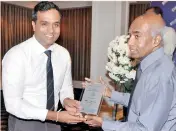  ??  ?? St. Anthony’s Group Managing Director S.R. Gnanam receives a token of appreciati­on from SLIM Vice President Elangovan Karthik