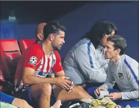  ?? FOTO: J.A.S. ?? Diego Costa, en el banquillo, siendo antedido por uno de los médicos