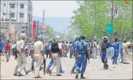  ?? PARWAZ KHAN/HT ?? Security forces try to control a mob protesting against the lynching of nine youth on suspicion of being child lifters, on Saturday.