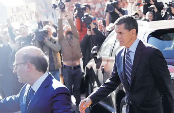  ??  ?? ► El general Michael Flynn abandona la Corte de distrito ayer en Washington.