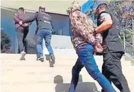  ?? POLICÍA ?? A DISPOSICIÓ­N. Los dos futbolista­s quedaron detenidos en el mediodía de ayer.