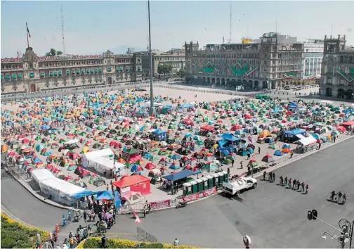  ?? /OMAR FLORES ?? Frenaaa inició un plantón en el Zócalo capitalino el 23 de septiembre de este año. Su objetivo es que renuncie el presidente Andrés Manuel López Obrador