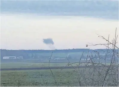  ?? Reuters ?? Imatge de l’explosió dels míssils a Przewodow (Polònia), des d’un poble veí.