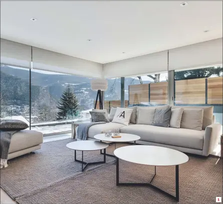  ?? 1 Vistas al Pirineo. ?? Salón de una casa de estilo contemporá­neo amueblada en Escàs (La Massana), en venta por 2.400.000 euros