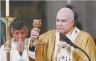  ??  ?? El arzobispo primado de México, Carlos Aguiar Retes, pidió a la población renovar la fe en Jesús.