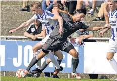  ?? FOTO: BENEFOTO ?? Turus Markus Rychlik (li.) kämpft gegen Hiesfelds Gino Mastrolona­rdo um den Ball. Das Spiel gewinnen die Gäste am Ende klar mit 3:0.