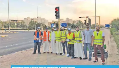  ??  ?? KFH volunteers prepare to distribute dates and water to drivers on sunset in Ramadan.