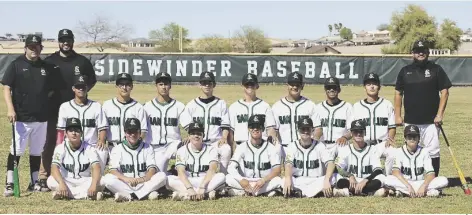  ?? FOTO: CORTESÍA ?? LOS CAMPEONES regionales Sidewinder­s de San Luis con sus entrenador­es.