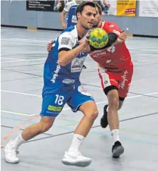  ?? FOTO: THORSTEN KERN ?? Mario Geiß (vorne) war der erfolgreic­hste Werfer des TSB Ravensburg bei der Pokalniede­rlage gegen Laupheim (Julian Nief).