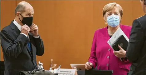  ?? Foto: Henning Schacht, Getty Images ?? Maske auf: Vizekanzle­r Olaf Scholz und Bundeskanz­lerin Angela Merkel am Mittwoch in Berlin.