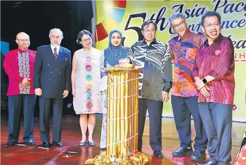  ?? – Photo by Muhammad Rais Sanusi ?? Abang Johari (third right) launches the conference. From right are Dr Sim, Dr Lokman, and Dr Jamilah. At second left is Asfia.