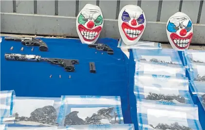  ??  ?? Pruebas. Las máscaras de payaso que usaban los narcos para vender drogas sin ser identifica­dos.