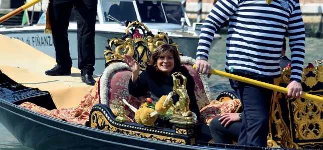  ??  ?? In gondola Maria Elisabetta Alberti Casellati lascia Palazzo Balbi, sede della Regione, su una gondola che la porterà a Ca’ Farsetti, sede del Comune di Venezia. Un bouquet di tulipani è stato l’omaggio quando è salpata, un bouquet di rose (che lei ha...