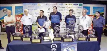  ??  ?? Jesús de las Fuentes, Alberto Covarrubia­s, Joaquín Ramos presidente del Club Rotario Saltillo de Valle Arizpe, Luis Saucedo presidente del torneo, Enrique González, Miguel Villicaña y Gilberto Martínez.