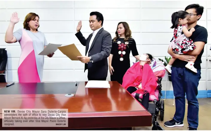  ?? MACKY LIM ?? NEW VM. Davao City Mayor Sara Duterte-Carpio administer­s the oath of office to new Davao City Vice Mayor Bernard Al-Ag yesterday at the City Mayor's Office, officially taking over after Vice Mayor Paolo Duterte resigned.
