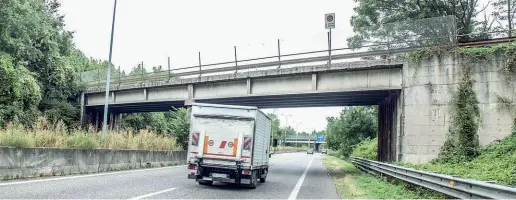  ??  ?? DegradatoI­l ponte di via San Benedetto a Cesano Maderno sulla MilanoMeda. È uno dei cavalcavia che, secondo una perizia dell’agosto 2017, doveva essere chiuso