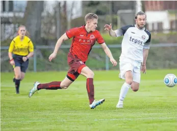  ?? ARCHIV-FOTO: THOMAS WARNACK ?? In der bislang letzten Begegnung der beiden trotzte der FC Ostrach zu Hause dem TSV Berg ein Pünktchen ab (in Berg gab es ein 0:6). Hier ist es der Ennetacher im TSV-Trikot, Jonas Schuler (links), der einen Zweikampf gegen Lukas Maier, im vergangene­n Jahr Spielertra­iner des FCO, bestreitet.