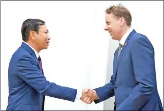  ?? PLANNING MINISTRY ?? Planning minister Bin Trachhey (left) shakes hands with EU ambassador to Cambodia lgor Driesmans during their meeting to discuss census support on February 19.