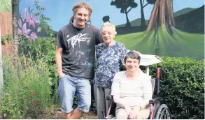  ??  ?? Andy with residents Eleanor Elton and Elizabeth Orchard in front of the mural