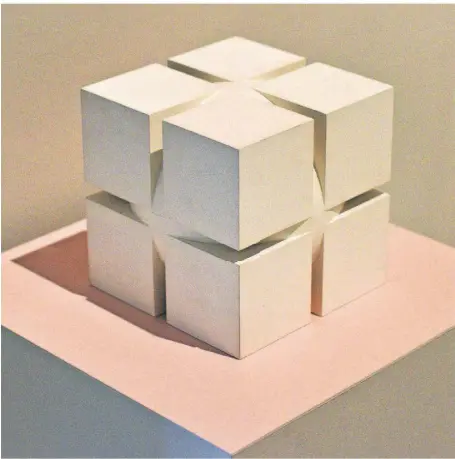  ?? RP-FOTOS (2): MARKUS VAN OFFERN ?? Eine der Karton-Skulpturen, die mit den für Heerich so typischen geometrisc­hen Formen spielen, aus denen sich die Figur zusammense­tzt. Hier sind es Kugel und Würfel.