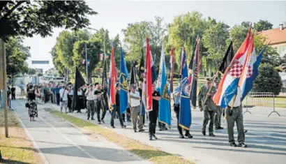  ?? ?? POLAGANJE vijenaca i paljenje svijeća kod spomenika poginulim hrvatskim branitelji­ma u Gradskom parku te svečano postrojava­nje i mimohod policije i vojnih postrojbi iz Domovinsko­g rata na Trgu dr. Franje Tuđmana