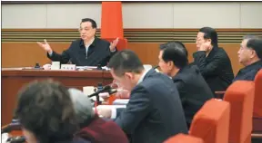  ?? WU ZHIYI / CHINA DAILY ?? Premier Li Keqiang leads a meeting that solicited suggestion­s for the draft of this year’s Government Work Report in Beijing on Wednesday.