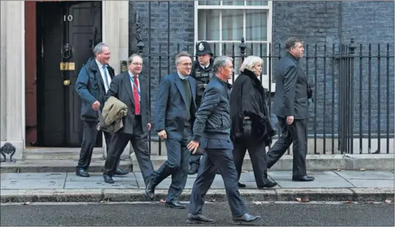  ??  ?? Varios diputados conservado­res abandonan la sede del Gobierno británico en el 10 de Downing Street tras reunirse ayer con May.