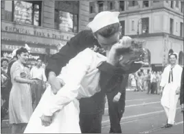  ?? U.S. Navy ?? George Mendonsa, the sailor who kissed Greta Zimmer Friedman, a dental assistant in a nurse’s uniform, in Times Square on Aug. 14, 1945 — V-J Day — died Sunday.